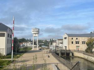 a sign that reads fight aquarium next to a body of water at sublime appartement in Niort