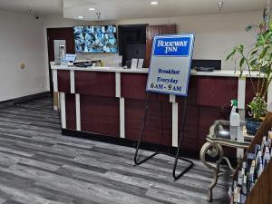 eine Rezeption mit einem „Zu vermieten“-Schild in einem Geschäft in der Unterkunft Rodeway Inn Tucumcari in Tucumcari