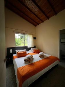 Postel nebo postele na pokoji v ubytování Yarumito Finca Hotel l Cabaña Lirio