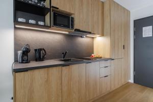 Aparthotel City Break Plac Wolności 6的厨房或小厨房
