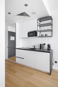 Aparthotel City Break Plac Wolności 6的厨房或小厨房
