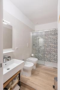 萨莱诺Marisa Holiday House Apartment Cetara Sea View的浴室里有马桶、洗手池和淋浴。