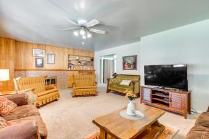 ein Wohnzimmer mit Couch und Fernseher in der Unterkunft 27 Mi to Zion Home with Backyard in Cedar City! in Cedar City