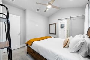 Ένα ή περισσότερα κρεβάτια σε δωμάτιο στο East Side Haven - Blocks from Local Food Legends