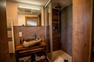 Koupelna v ubytování Tiroler Alpblick Appartements + 37 fotografií