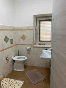 a bathroom with a toilet and a sink at Al Romito in Santo Padre