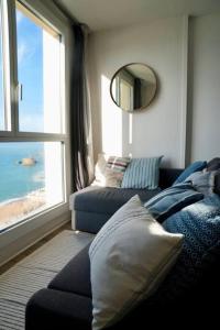 Katil atau katil-katil dalam bilik di Amazing Cosy Studio with Ocean View & Pool