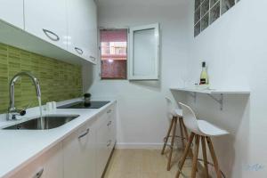 Kuchyň nebo kuchyňský kout v ubytování Lujo a tu alcance con spa y garaje pleno centro + 37 fotografií