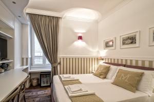 ein Schlafzimmer mit einem Bett in einem Zimmer mit Fenster in der Unterkunft La Maison di Sant'Anna in Rom