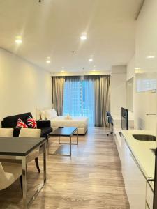 ein Wohnzimmer mit Couch und Tisch in der Unterkunft One Bukit Ceylon Bukit Bintang in Kuala Lumpur