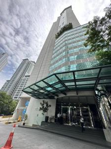ein hohes Gebäude mit einer Person, die davor läuft in der Unterkunft One Bukit Ceylon Bukit Bintang in Kuala Lumpur