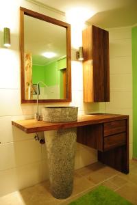 un bagno con lavandino e specchio di Landhaus Haselmoar ad Altmünster