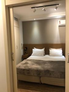 Postel nebo postele na pokoji v ubytování 1902 apartamento maravilhoso