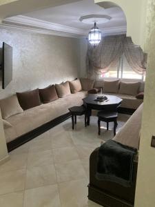 una sala de estar con un sofá y una mesa en maison marokko, en Tánger