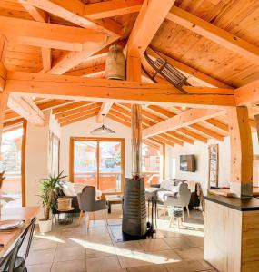 TV a/nebo společenská místnost v ubytování Résidence Le Bettex - Charmant Chalet de village à 300m des pistes MAE-8721