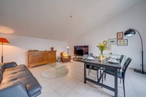Μια τηλεόραση ή/και κέντρο ψυχαγωγίας στο Appartement situation idéale Libourne