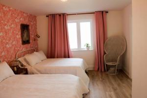 ein Hotelzimmer mit zwei Betten und einem Fenster in der Unterkunft Boutique Accommodation in PEC - Suite 4 in Belleville