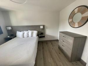 Postel nebo postele na pokoji v ubytování West Beach Suites