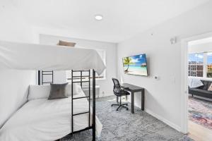 a bedroom with a bed and a desk and a desk at Supreme 2 Bedroom Condo in Prime Jersey City in Jersey City +55 photos