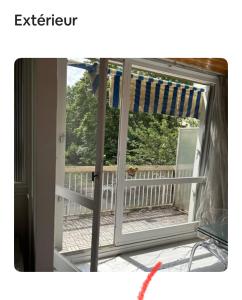 Una puerta de patio abierta con vista a una terraza. en APPARTEMENT MEUBLE, Proche PARIS PROCHE DISNEY, en Neuilly-sur-Marne