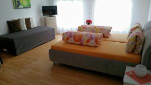 ein Wohnzimmer mit einem Sofa und einem Stuhl in der Unterkunft Ferienzimmer Arth am See in Arth