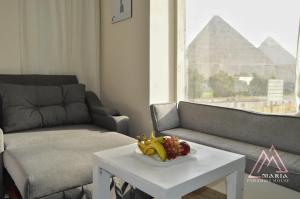 Area soggiorno di Maria Pyramids House