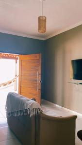 a bedroom with a bed and a wooden door at Casa Cactos in Piranhas