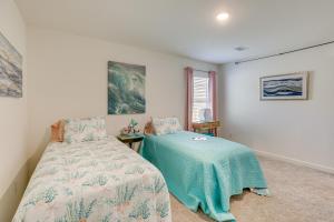 a bedroom with a bed and a table in it at 13 Mi to Tuscaloosa Riverwalk Cottondale Home in Cottondale