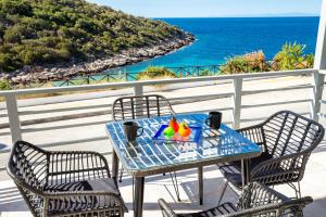 斯卡拉马里昂ADK Maison的阳台上的蓝色桌椅