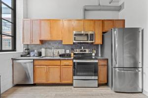 Gallery image of 205- DT Huge Loft Parking Fast Wi-Fi Sofa Bed in Cleveland