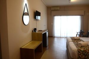 Ένα ή περισσότερα κρεβάτια σε δωμάτιο στο CHIOS HOTEL