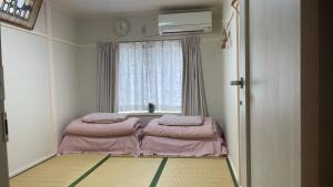 京都市にある薫樹xiang po po innの窓の前にベッド2台が備わる客室です。 +34枚の写真