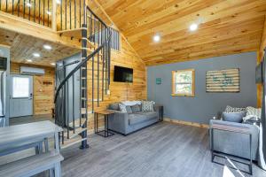 Posezení v ubytování Waterfront Home in Gravois Mills with Deck and Beach