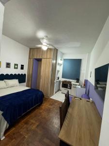 a bedroom with a bed and a dining room table at Studio Friends - Centro BH - Ótima localização in Belo Horizonte