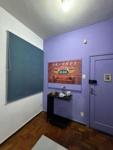 a room with a blue wall and a blackboard at Studio Friends - Centro BH - Ótima localização in Belo Horizonte +36 photos