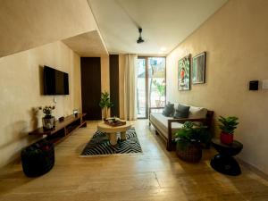 TV a/nebo společenská místnost v ubytování Casa Arrayan Tulum Jungle