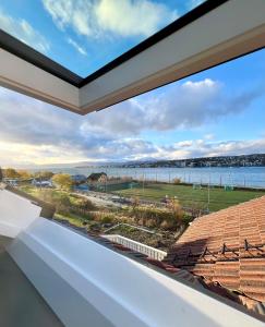 トロムソにあるUrban Rooftop with Panoramic Sea view - Free parkingの野球場の窓からの眺め