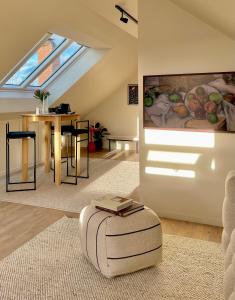 トロムソにあるUrban Rooftop with Panoramic Sea view - Free parkingの大きな絵画が飾られたリビングルーム