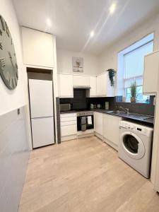 Kuchyň nebo kuchyňský kout v ubytování The City Surf Apartment - By Coastline Retreats - FREE PARKING INCLUDED - Sleeps 5 - City Centre