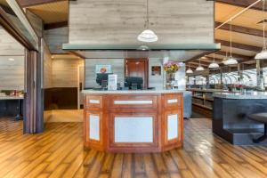 a lobby with a bar in the middle of a building at Best Western Dry Creek Inn in Healdsburg +43 photos