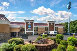 a best western inn with tables and chairs in a parking lot at Best Western Charlotte-Gastonia in Gastonia