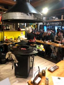 un grupo de personas sentadas en mesas en un restaurante en Buena Vista Good view de San Telmo, en Buenos Aires