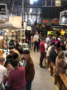 una multitud de personas de pie en un mercado en Buena Vista Good view de San Telmo, en Buenos Aires