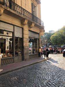 una calle adoquinada frente a un edificio en Buena Vista Good view de San Telmo, en Buenos Aires