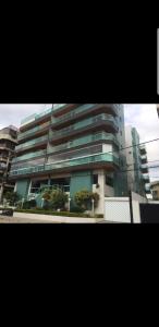 un grande edificio con molte finestre di Apartamento Premium Praia do Forte a Cabo Frio