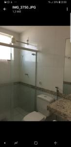un bagno con wc e doccia in vetro di Apartamento Premium Praia do Forte a Cabo Frio