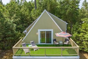 Fotografie z fotogalerie ubytování Riverside Dreams -golfcart-views-screened porch v destinaci Piney Point