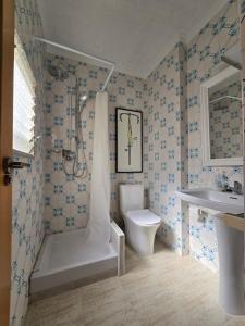 a bathroom with a shower and a toilet and a sink at Apartamento con terraza cerca del mar in Torre de la Horadada