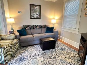 Posezení v ubytování Potomac River Quantico Marines 2BR Bungalow Home