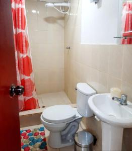 a bathroom with a toilet and a sink and a shower at Habitacion D, dentro de Casa San Martin in Tarapoto